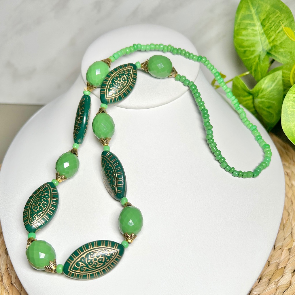 Unique Vintage Handmade Green Acrylic Beaded Stretch Necklace 19$